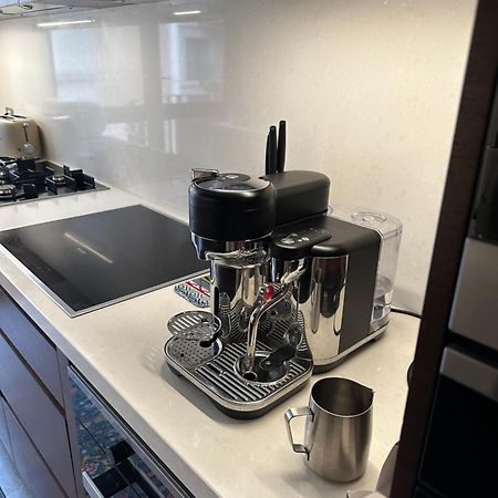 Private 1 Bed Accom With Bathroom In A 3 Bed Apartment - Melb Cbd, Regency Towers - Free Parking, Wifi And Pool Ville de Ville de Melbourne Extérieur photo
