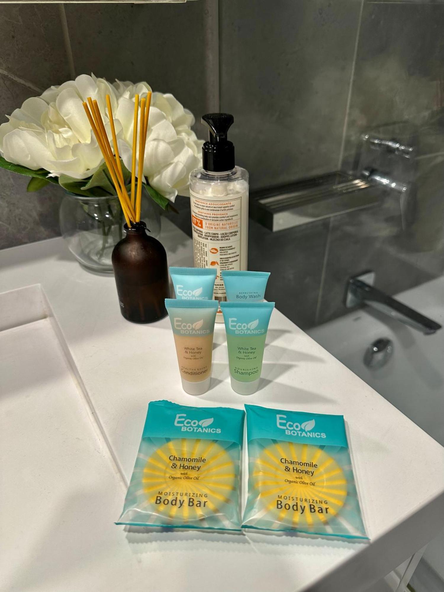 Private 1 Bed Accom With Bathroom In A 3 Bed Apartment - Melb Cbd, Regency Towers - Free Parking, Wifi And Pool Ville de Ville de Melbourne Extérieur photo