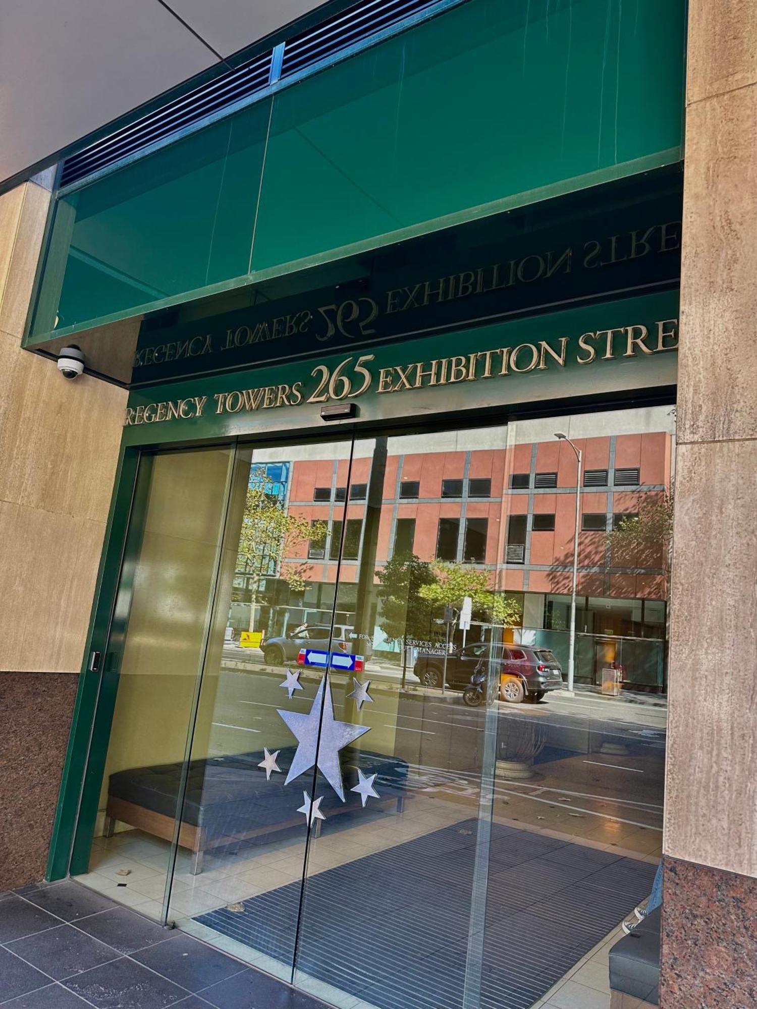 Private 1 Bed Accom With Bathroom In A 3 Bed Apartment - Melb Cbd, Regency Towers - Free Parking, Wifi And Pool Ville de Ville de Melbourne Extérieur photo