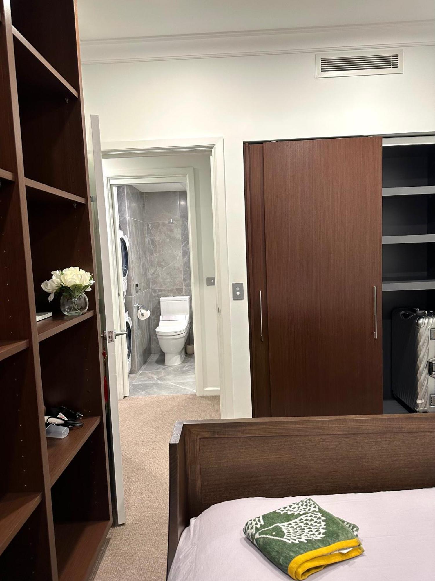 Private 1 Bed Accom With Bathroom In A 3 Bed Apartment - Melb Cbd, Regency Towers - Free Parking, Wifi And Pool Ville de Ville de Melbourne Extérieur photo