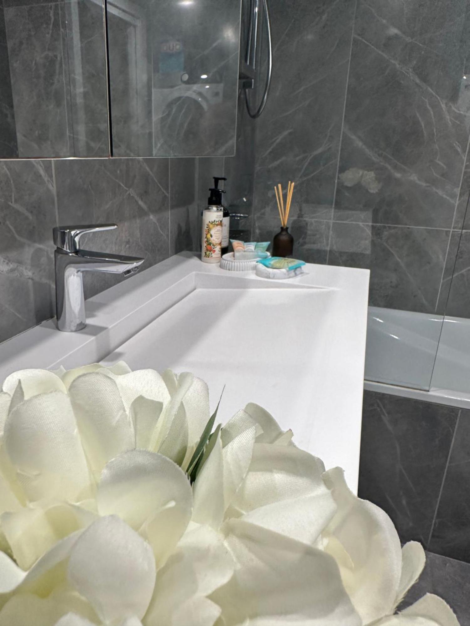 Private 1 Bed Accom With Bathroom In A 3 Bed Apartment - Melb Cbd, Regency Towers - Free Parking, Wifi And Pool Ville de Ville de Melbourne Extérieur photo
