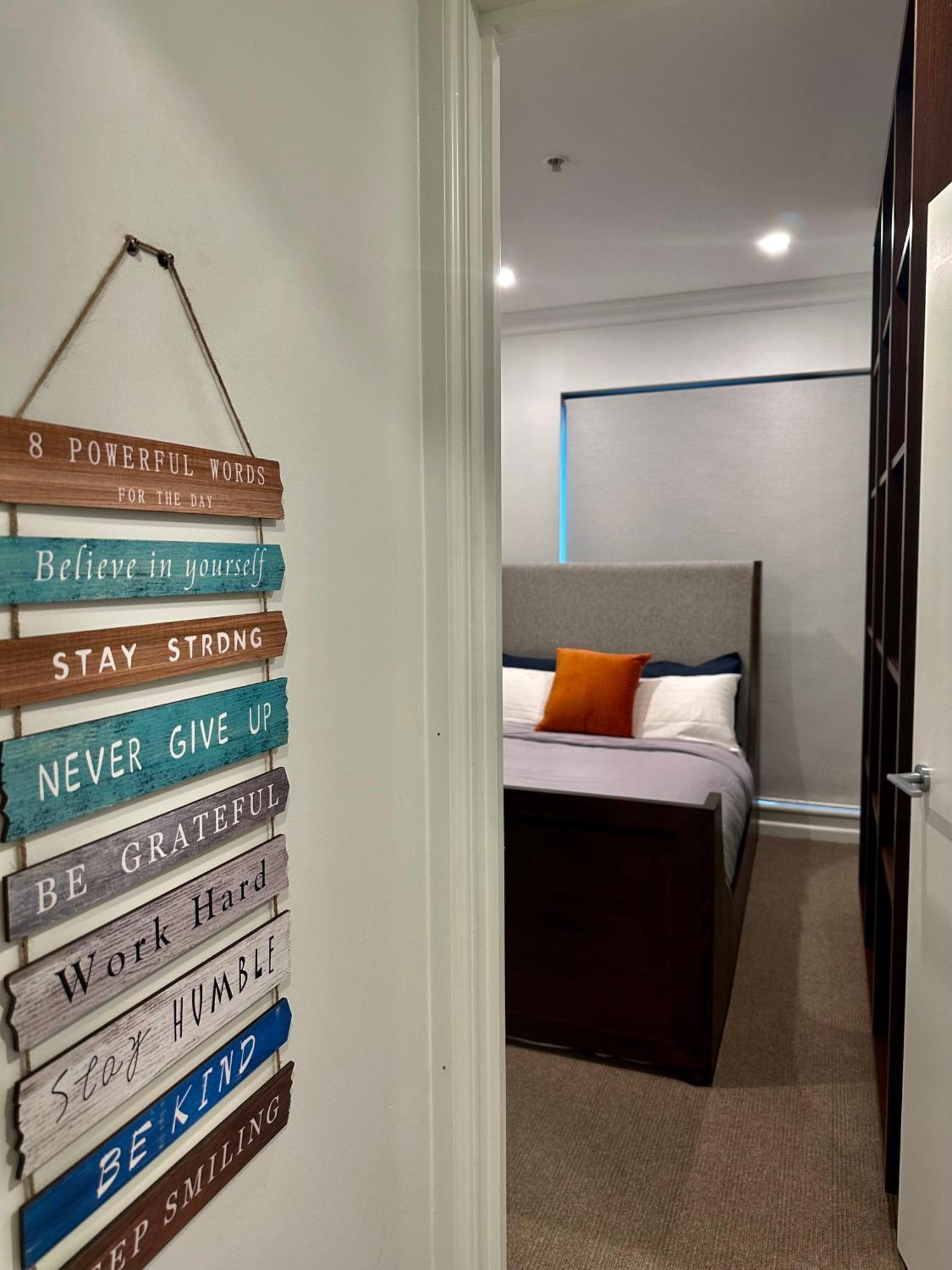 Private 1 Bed Accom With Bathroom In A 3 Bed Apartment - Melb Cbd, Regency Towers - Free Parking, Wifi And Pool Ville de Ville de Melbourne Extérieur photo
